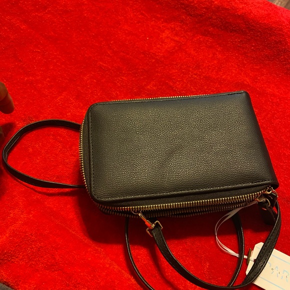 Cute purse with a lot of pockets to hold items. - Picture 2 of 6